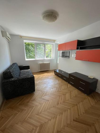 Apartament cu 3 camere semidecomandat în Drumul Taberei