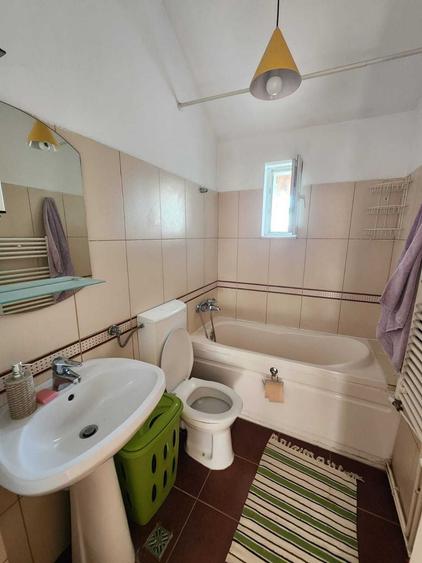 Apartament cu 3 camere semidecomandat în Cedonia