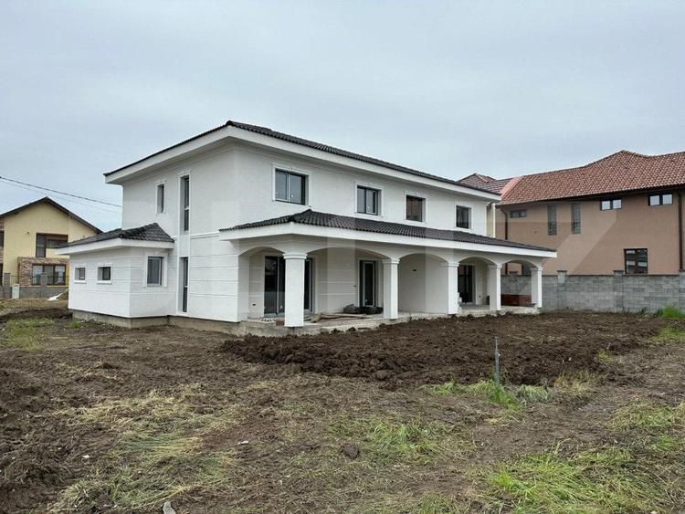 Casă individuală cu 5 camere cu Garaj în Dumbrăvița