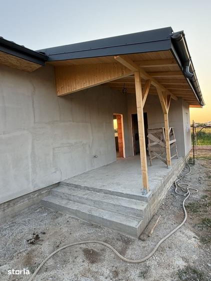 Casă cu 4 camere cu Teren 500 Mp în Joița