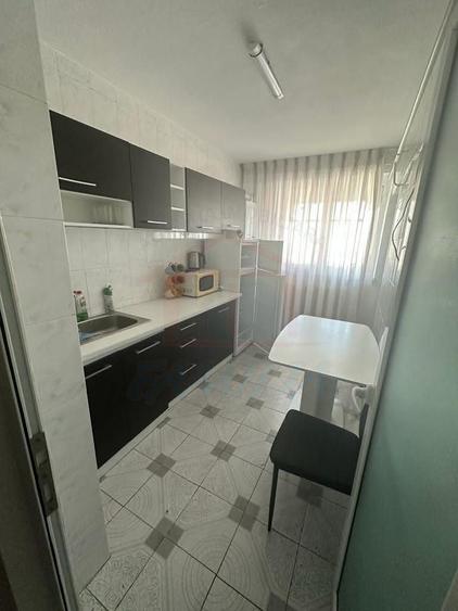 Apartament cu 3 camere decomandat în Micro 20