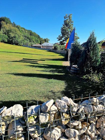 Casă cu Teren 10000 Mp în Izvoarele