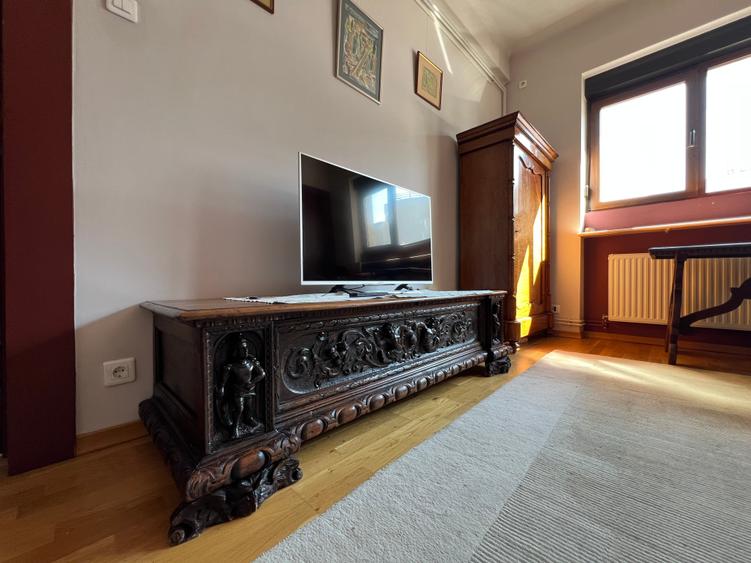 Apartament cu 3 camere semidecomandat, mobilat în Ultracentral
