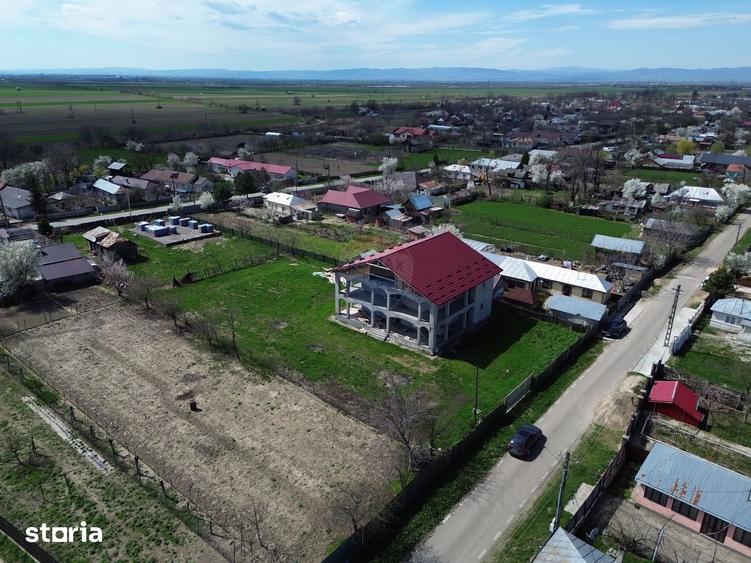 Casă cu 6 camere cu Teren 1025 Mp în Garoafa