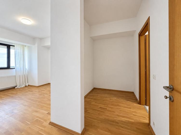 Apartament cu 3 camere semidecomandat, mobilat în Pipera
