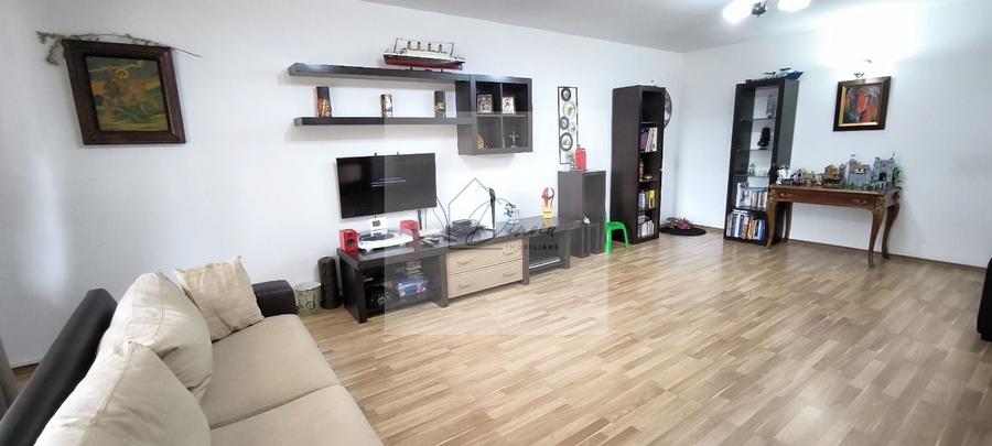 Casă individuală cu 7 camere cu Canalizare în Central