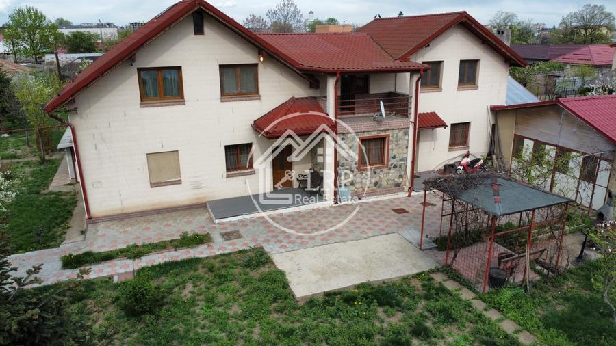 Casă individuală cu 8 camere cu Canalizare în Voluntari