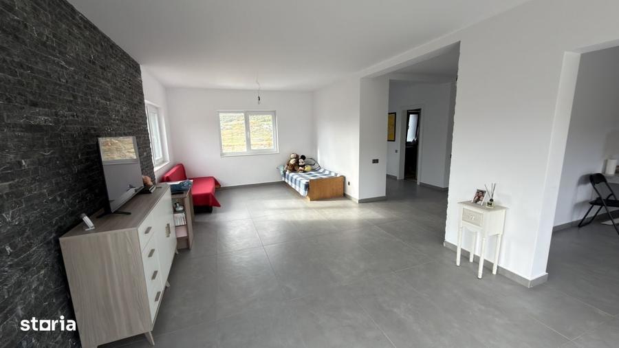 Casă cu 4 camere în Chinteni