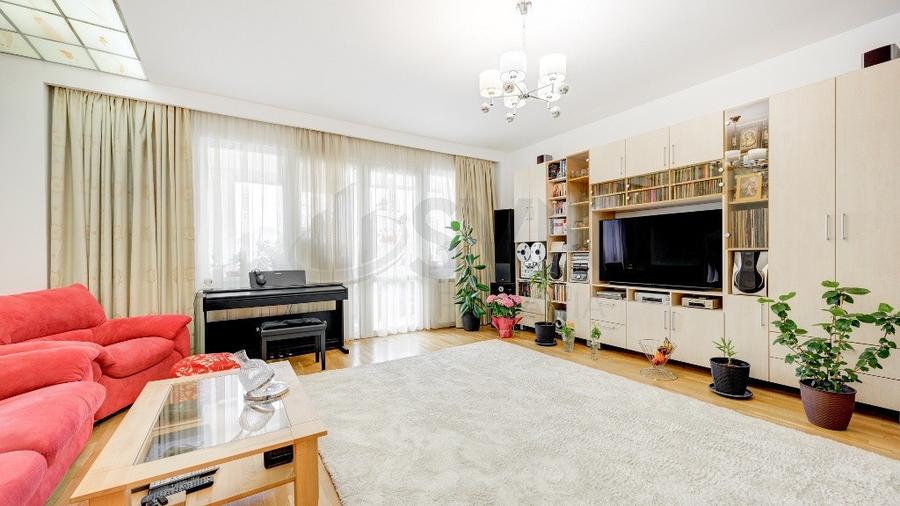 Apartament cu 4 camere semidecomandat în Floreasca