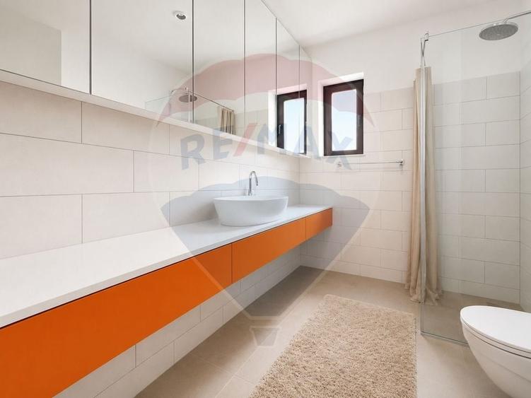 Casă individuală cu 6 camere cu Teren 572 Mp în Central