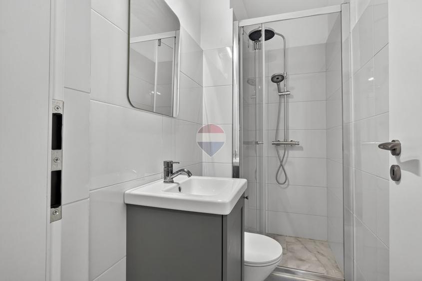 Apartament cu 4 camere decomandat, mobilat în Polivalentă