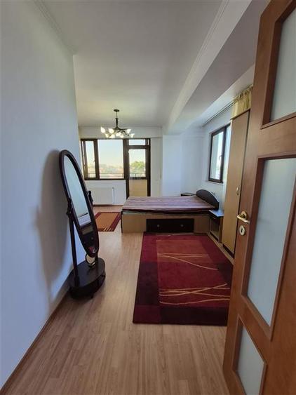 Apartament cu 5 camere decomandat în Domenii