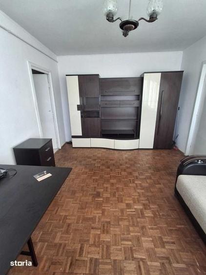 Apartament cu 3 camere semidecomandat în Policlinica