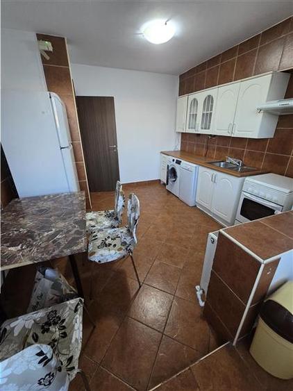 Apartament cu 4 camere decomandat, mobilat în Berceni