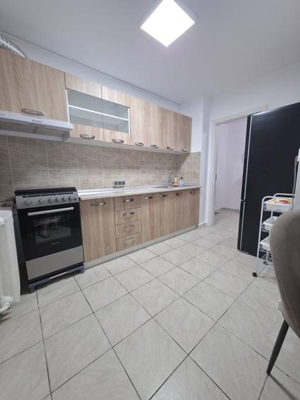 Apartament cu 3 camere semidecomandat în Titan
