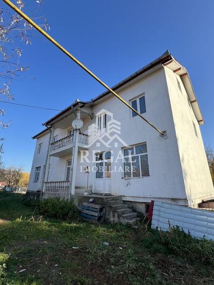 Casă individuală cu 8 camere cu Canalizare în Boș