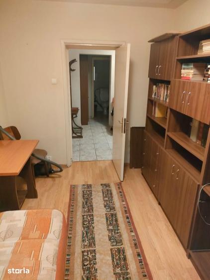 Apartament cu 4 camere decomandat în Podu Roș