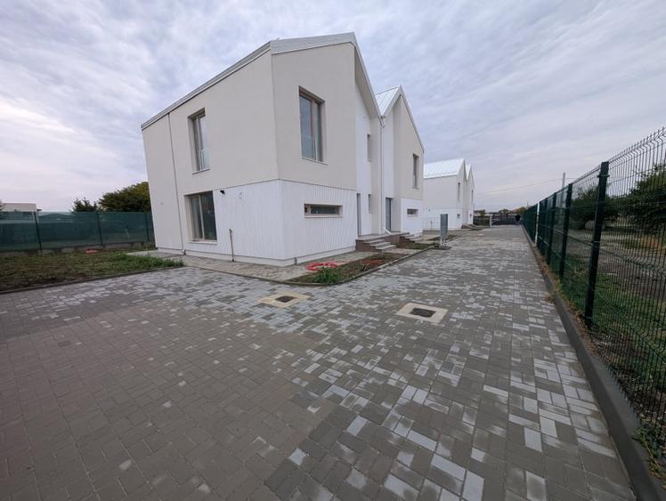 Casă individuală cu 4 camere cu Canalizare în Otopeni