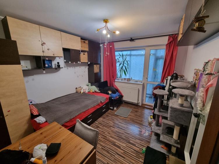 Apartament cu 4 camere semidecomandat, mobilat în Tomis Nord