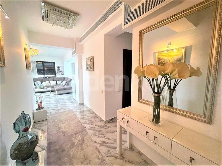Penthouse cu 3 camere decomandat, mobilat în Central