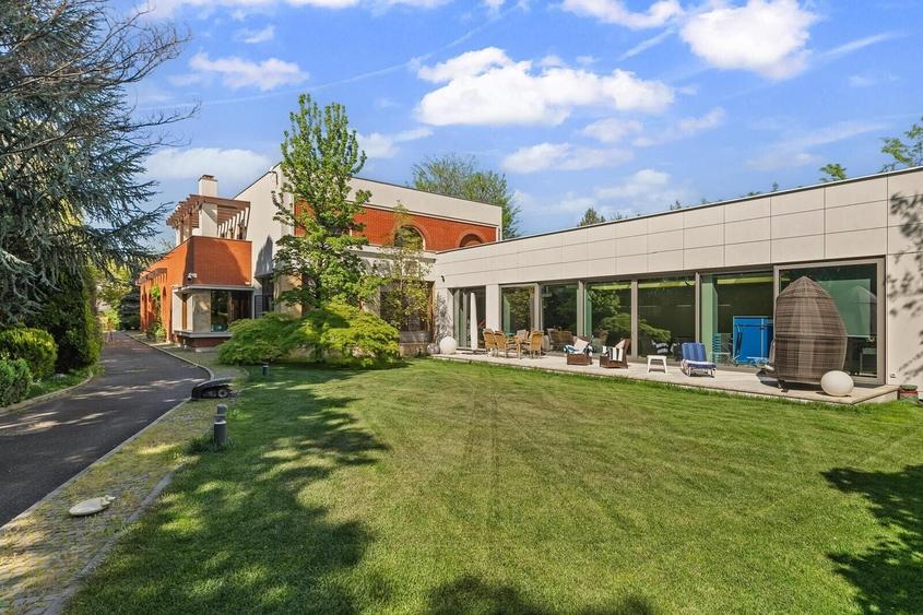 Casă individuală cu 7 camere cu Piscina în Iancu Nicolae