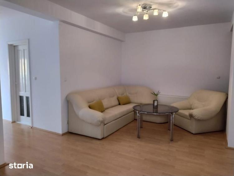 Casă cu 6 camere cu Canalizare în Central