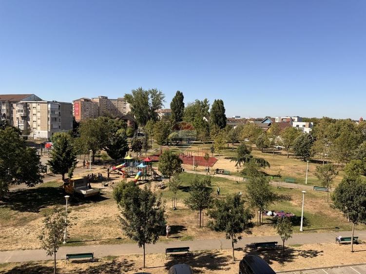 Apartament cu 3 camere decomandat, mobilat în Orașul Nou
