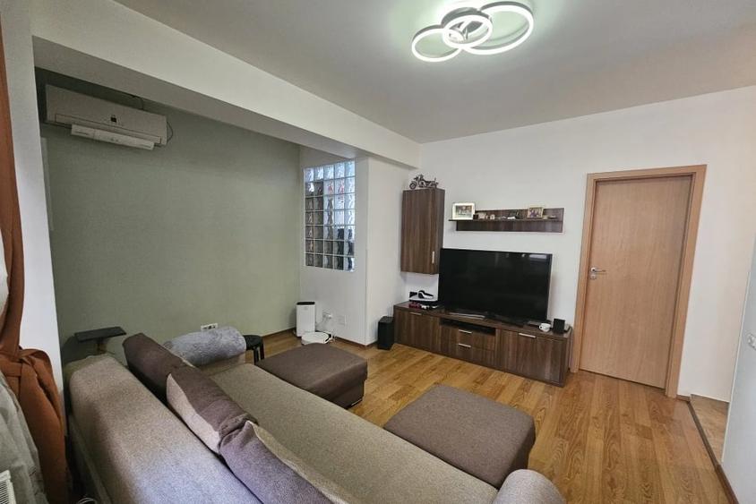Apartament cu 3 camere semidecomandat, mobilat în Ghencea