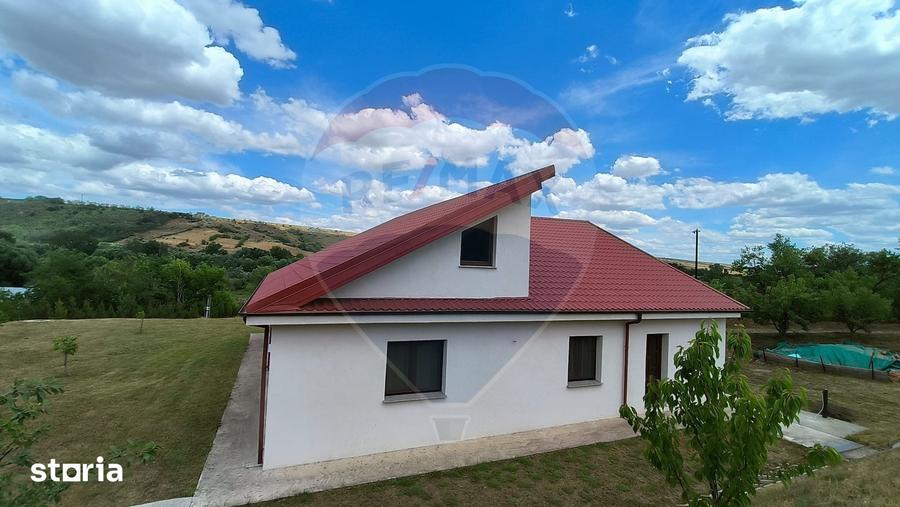Casă cu 4 camere cu Teren 4151 Mp în Târgu Bujor