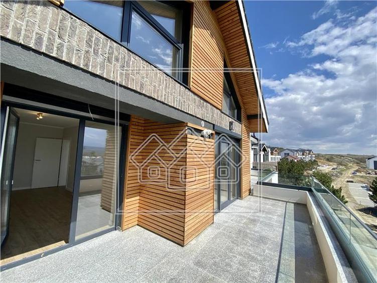 Penthouse cu 3 camere semidecomandat, mobilat în Exterior Vest