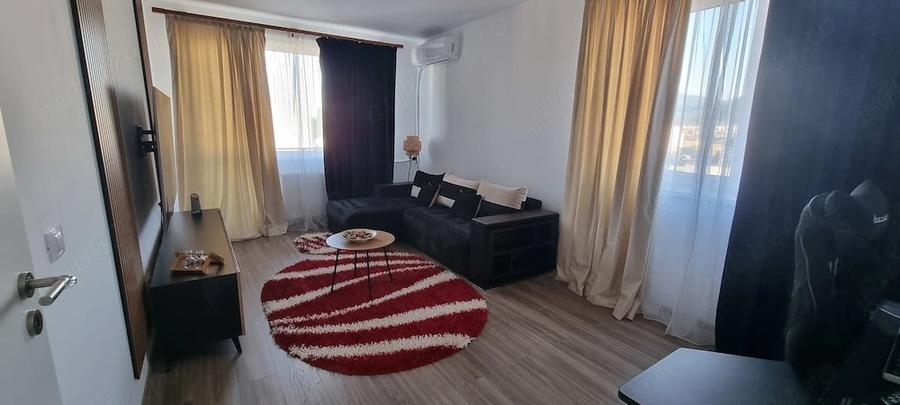 Apartament cu 3 camere decomandat în Tractorul