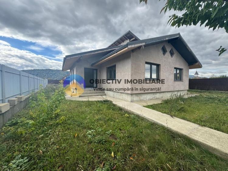 Casă cu 4 camere cu Teren 700 Mp în Dumbrava Roșie