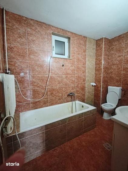 Casă cu 10 camere cu Teren 700 Mp în Valea Roșie