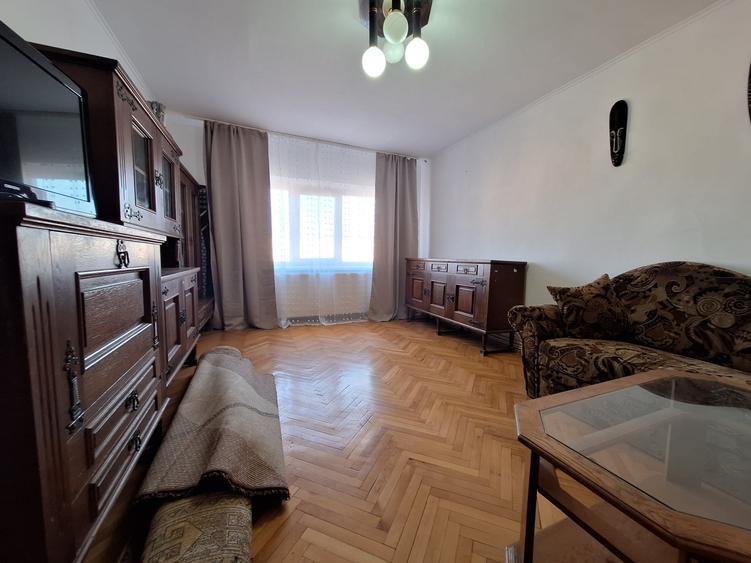 Apartament cu 3 camere decomandat, mobilat în Lipovei