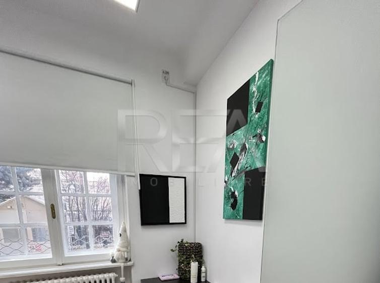 Apartament cu 4 camere semidecomandat, mobilat în Romană