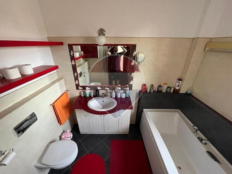 Casă cu 5 camere cu Teren 273 Mp în Butimanu