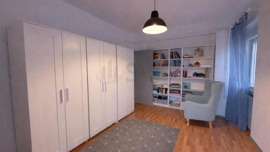 Apartament cu 4 camere decomandat în Polonă — fotografia 3