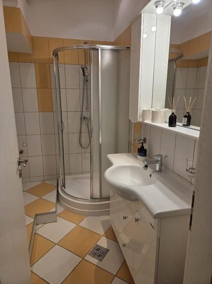Apartament cu 2 camere semidecomandat, mobilat în Central