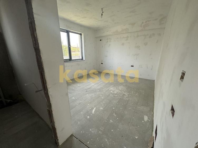 Casă cu 4 camere cu Teren 400 Mp în Domnești