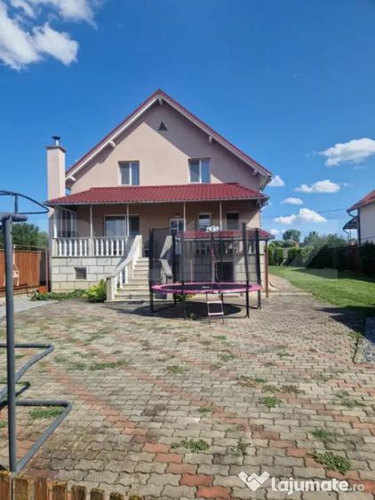 Casă cu 7 camere cu Teren 830 Mp în Central
