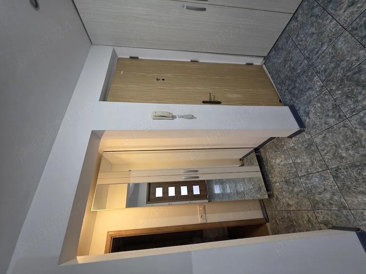 Apartament cu 3 camere semidecomandat în Fizicienilor