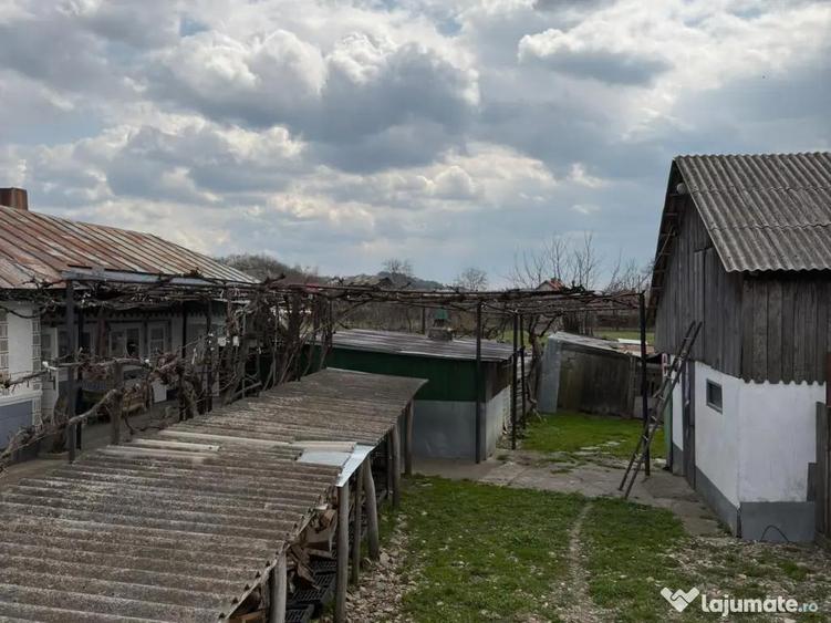 Casă cu 4 camere cu Teren 1000 Mp în Bodești