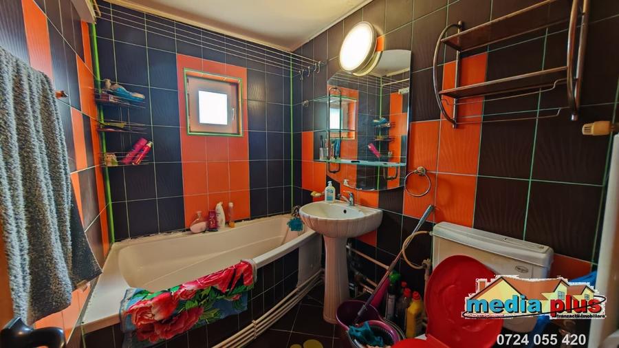Apartament cu 3 camere decomandat în
