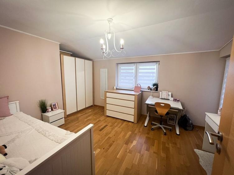 Casă cu 4 camere în Cătălina