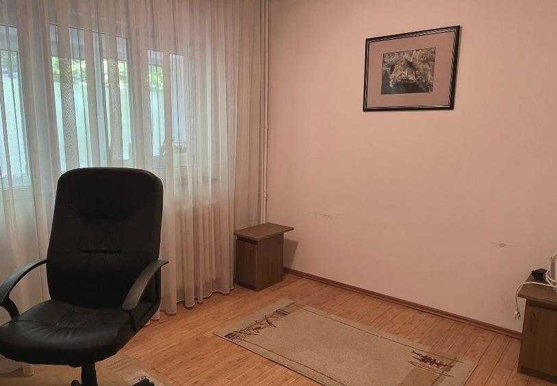 Apartament cu 3 camere semidecomandat în Universitate
