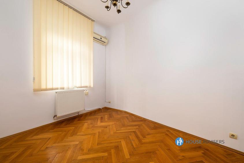 Casă individuală cu 5 camere cu Teren 180 Mp în Romană