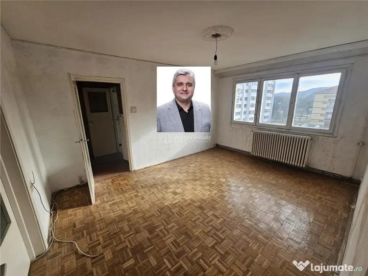 Apartament cu 3 camere semidecomandat în Micro I