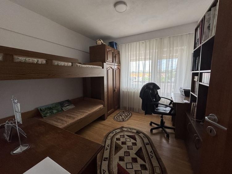 Apartament cu 3 camere decomandat în Central