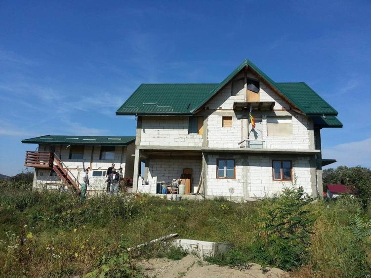 Casă cu 4 camere cu Teren 279 Mp în Dobrovăț
