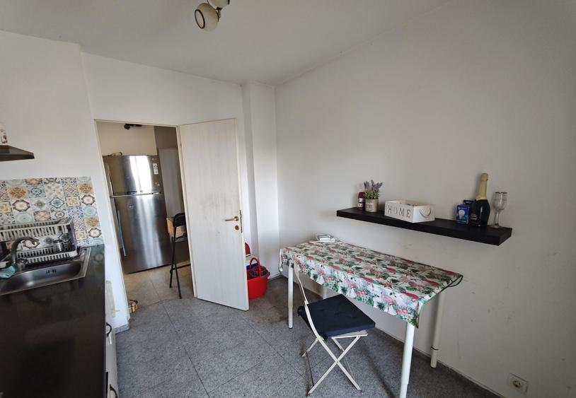 Apartament cu 3 camere semidecomandat în Colentina